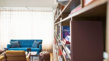 Biblioteca moderna. Cartile integrate in decorul camerei