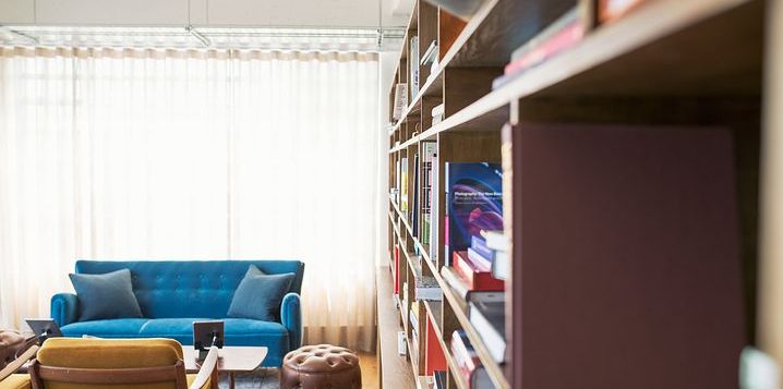 Biblioteca moderna. Cartile integrate in decorul camerei