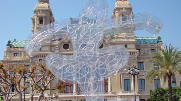 Opera din Monte Carlo si o lucrare de arta moderna reprezentand o balerina