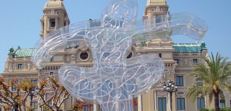 Opera din Monte Carlo si o lucrare de arta moderna reprezentand o balerina