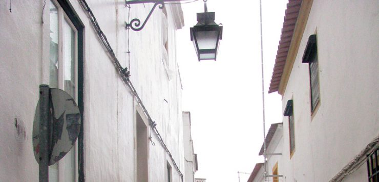 strada ingusta din Evora Portugalia