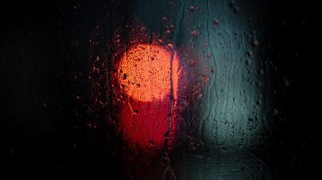 umiditatea, fereastra aburita, lumina rosie neclară, condens