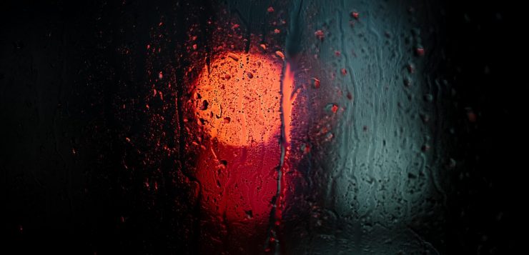 umiditatea, fereastra aburita, lumina rosie neclară, condens