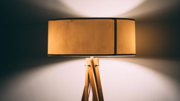 lampa cu abajur, amajul, lumina artificiala