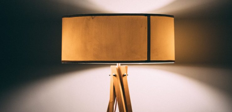 lampa cu abajur, amajul, lumina artificiala